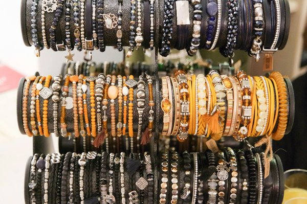 Quels types de bracelets choisir pour agrémenter une tenue de vacances?